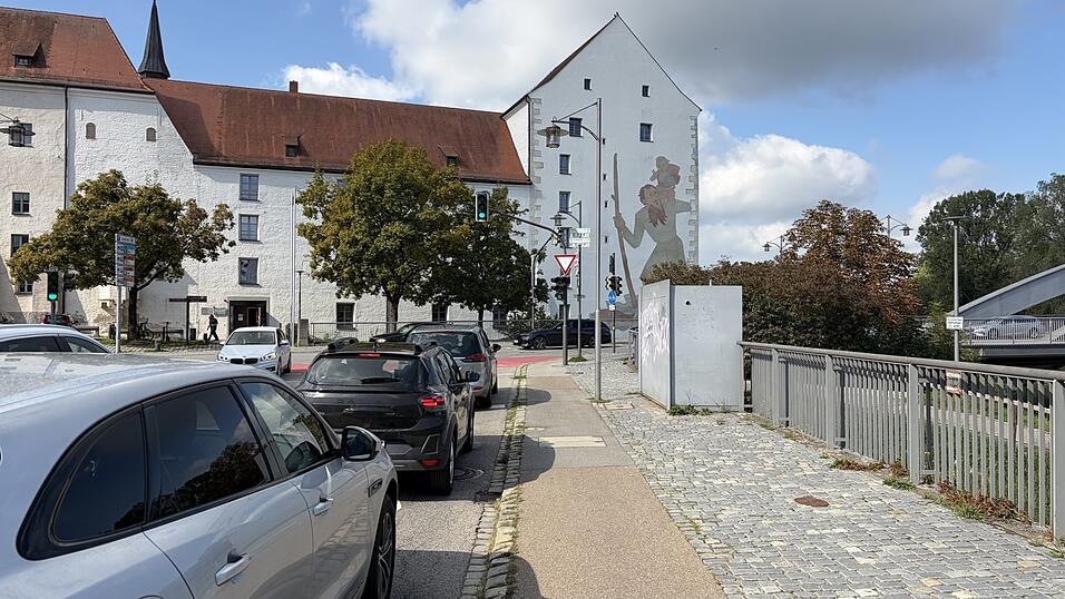 „Voll nervig“: Autofahrer schimpfen nach dem Ende der Grünpfeil-Regelung über Staus und längere Wartezeiten. „Voll nervig“: Autofahrer schimpfen nach dem Ende der Grünpfeil-Regelung über Staus und längere Wartezeiten.