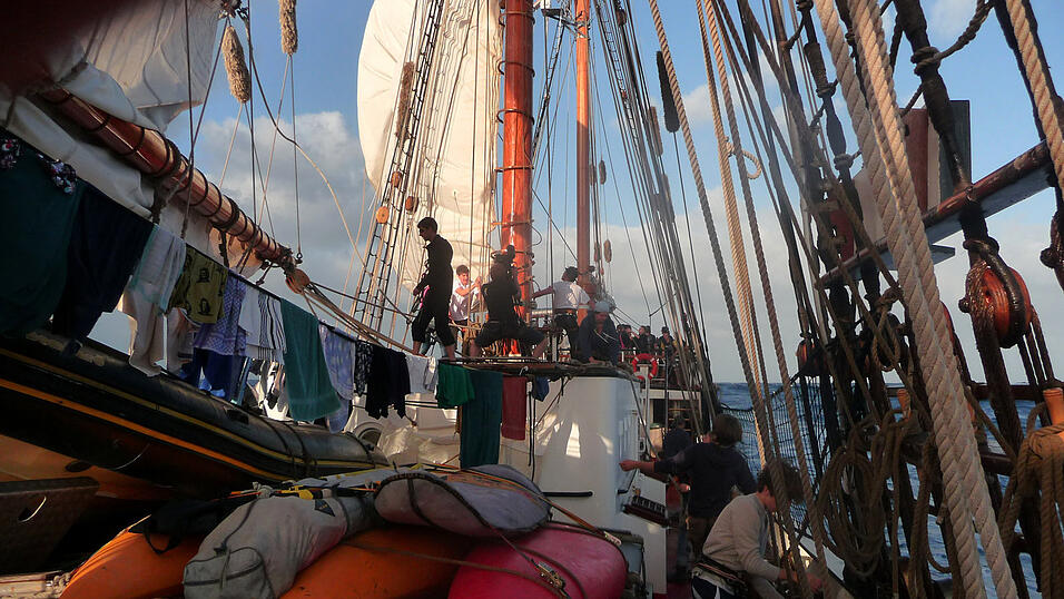 Arbeit an Deck. Arbeit an Deck.