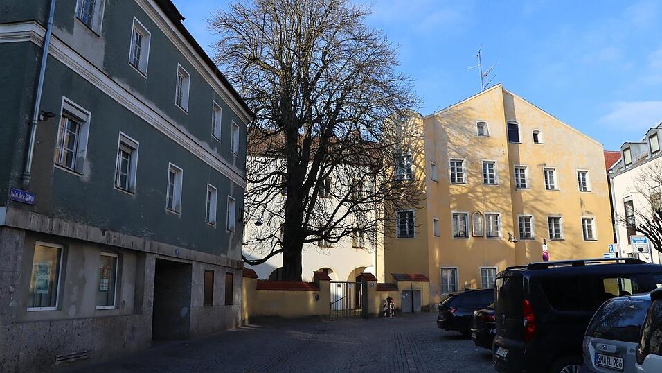 Der Dechanthof in der B&uuml;rg als Erweiterung des Rathauses ist pass&eacute;.