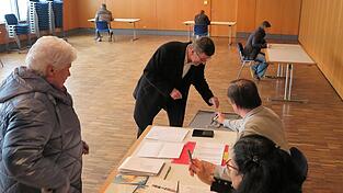 Stadtpfarrer August Lindmeier w&auml;hlt.