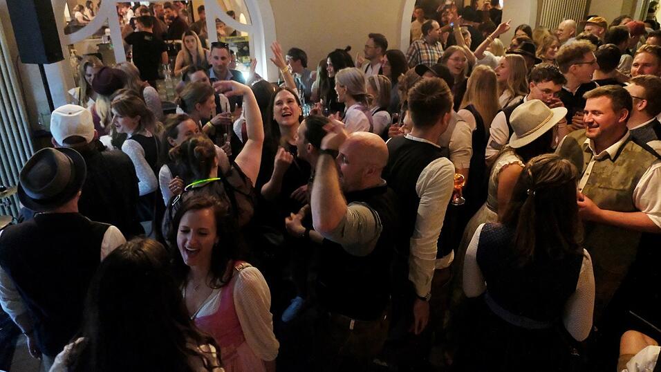 Partykl&auml;nge und z&uuml;nftige Kapellen, f&uuml;r jeden Nachtschw&auml;rmer in Tracht war etwas dabei.