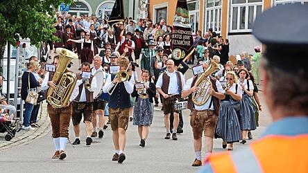 Tausende Schaulustige säumten beim Festumzug die Straßen. Tausende Schaulustige säumten beim Festumzug die Straßen.