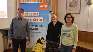 Die ÖDP-Fraktion fürchtet einen massiven Verdrängungswettbewerb zulasten der Innenstadt und kleinerer Nahversorger, sollten in Gäuboden- und Westpark Lebensmittelmärkte einziehen: (v.l.) Hans-Jürgen Hahn, Katrin Dengler und Raphaela Wild. Die ÖDP-Fraktion fürchtet einen massiven Verdrängungswettbewerb zulasten der Innenstadt und kleinerer Nahversorger, sollten in Gäuboden- und Westpark Lebensmittelmärkte einziehen: (v.l.) Hans-Jürgen Hahn, Katrin Dengler und Raphaela Wild.