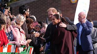 Harry und Meghan sind zurück in der britischen Öffentlichkeit. Harry und Meghan sind zurück in der britischen Öffentlichkeit.