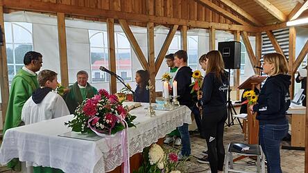 Die Ministranten verabschiedeten sich mit Sonnenblumen.