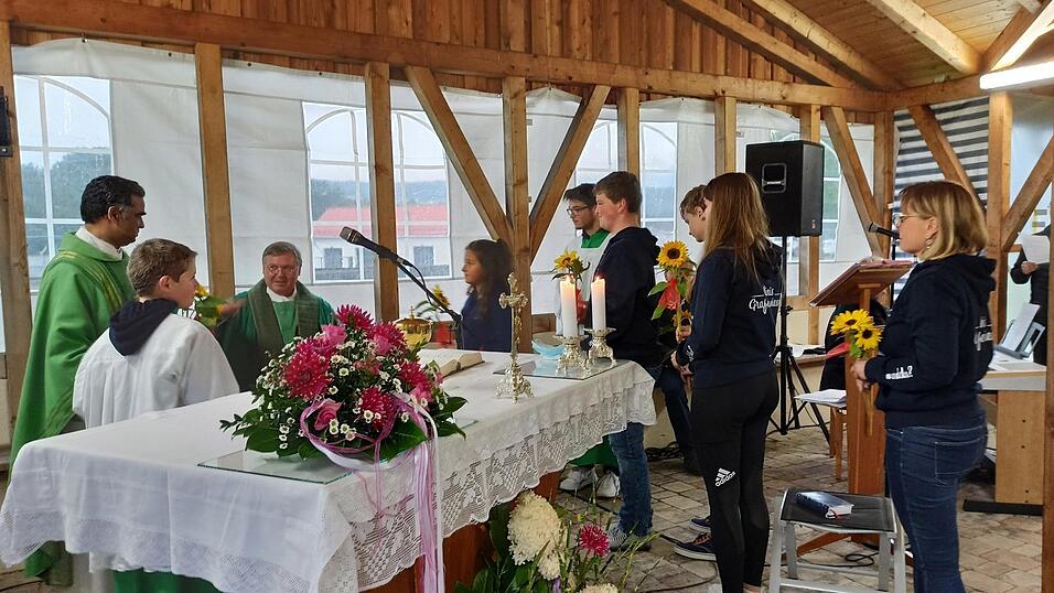 Die Ministranten verabschiedeten sich mit Sonnenblumen.