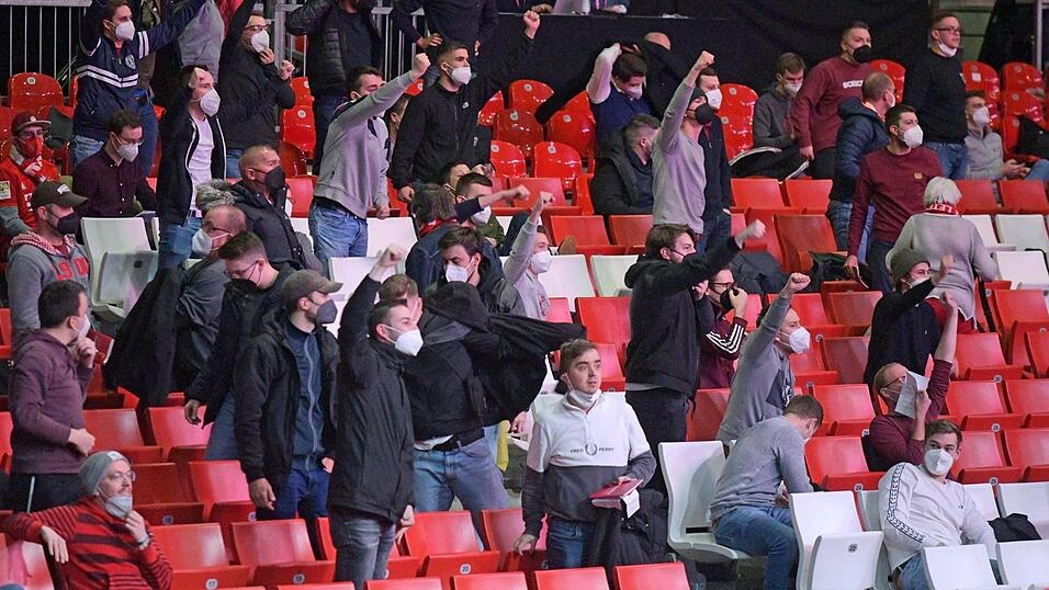 Zu wütenden und lautstarken Protesten kam es im vergangenen Jahr auf der Mitgliederversammlung des FC Bayern. Zu wütenden und lautstarken Protesten kam es im vergangenen Jahr auf der Mitgliederversammlung des FC Bayern.