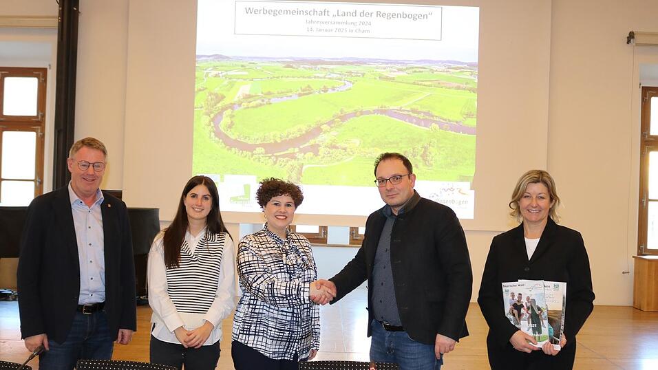 Turnusm&auml;&szlig;iger Wechsel: Chams B&uuml;rgermeister Martin Stoiber (Zweiter von rechts) &uuml;bergibt die F&uuml;hrung der Werbegemeinschaft an B&uuml;rgermeisterin Alexandra Riedl (Dritte von rechts) aus Roding. Stamsrieds B&uuml;rgermeister Herbert Bauer (links), die Leiterin der Chamer Tourist-Info, Katrin Pielmeier (Zweite von links), und Birgit Lehner aus Roding haben zuvor die touristische Entwicklung im Land der Regenbogen beleuchtet.