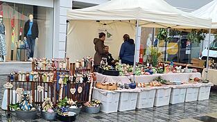Mühevoll und mit viel Liebe hatten die Beteiligten ihre Stände hergerichtet, doch gegen das Wetter kann man nun mal nichts machen. Mühevoll und mit viel Liebe hatten die Beteiligten ihre Stände hergerichtet, doch gegen das Wetter kann man nun mal nichts machen.