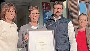 Tourismusreferentin Petra Meindl, TI-Leiterin Christine Vogl mit der historischen Luftkurort-Urkunde von 1976, B&uuml;rgermeister Paul Ro&szlig;berger und K&auml;mmerin Susanne Amberger freuen sich, dass der umfangreiche Repr&auml;dikatisierungsprozess erfolgreich abgeschlossen ist.