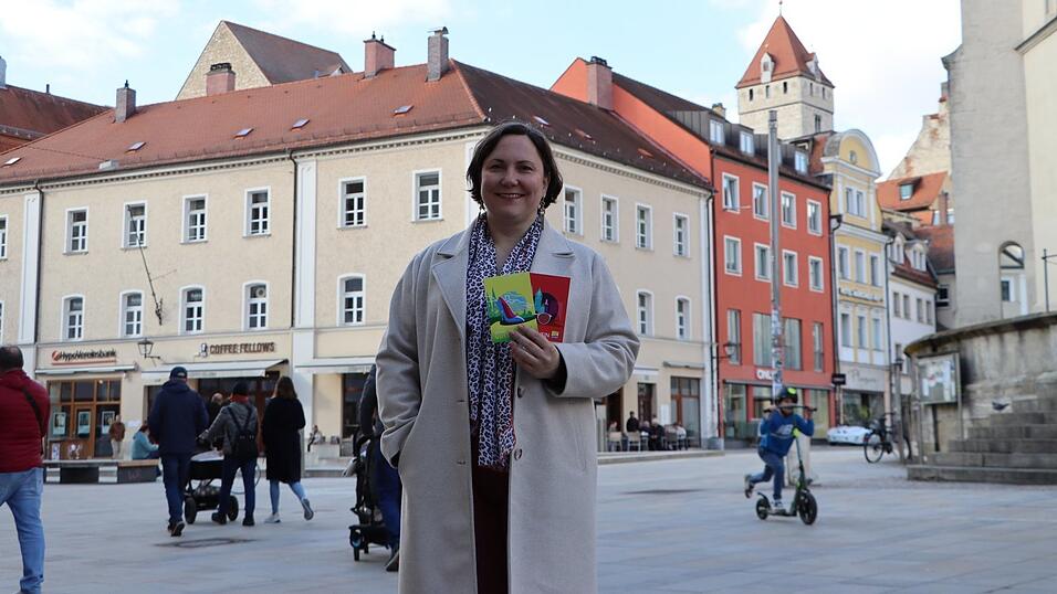 Maria M&uuml;ller von Faszination Altstadt mit den Gutscheinen f&uuml;r die Regensburger Altstadt.