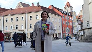 Maria M&uuml;ller von Faszination Altstadt mit den Gutscheinen f&uuml;r die Regensburger Altstadt.