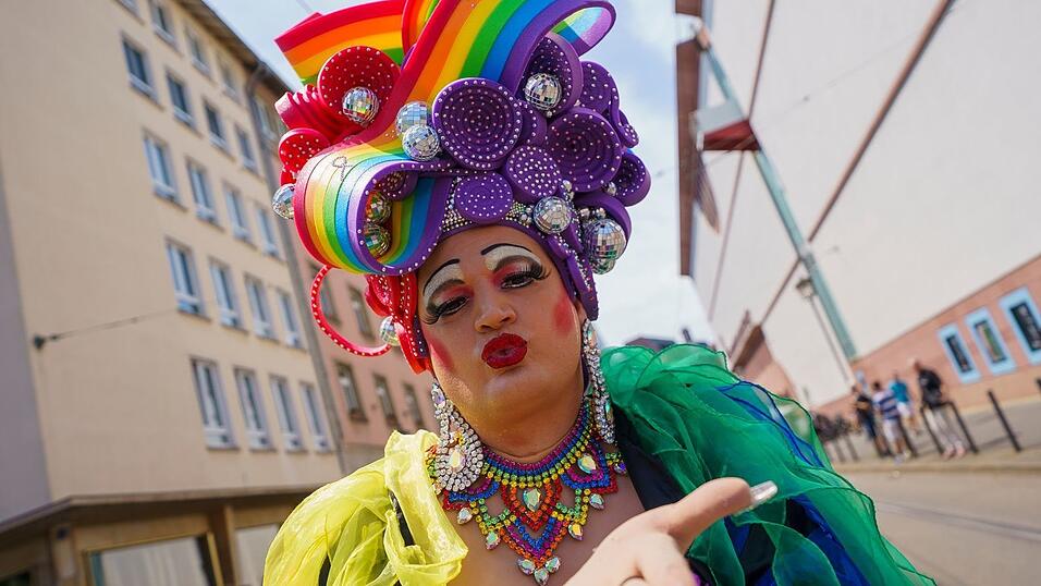 Am Christopher Street Day setzen die Demonstrierenden ein buntes Zeichen f&uuml;r Vielfalt und Toleranz. (Archivbild)