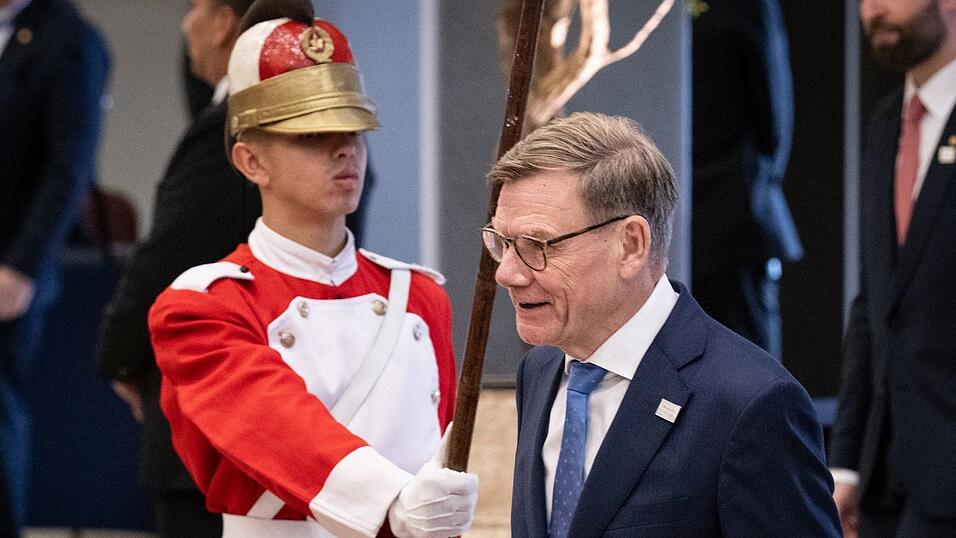 Außenminister Johann Wadephul (CDU) zum Auftakt seiner mehrtägigen Südamerikareise beim Mercosur-Gipfel in Asunción, der Hauptstadt von Paraguay. Außenminister Johann Wadephul (CDU) zum Auftakt seiner mehrtägigen Südamerikareise beim Mercosur-Gipfel in Asunción, der Hauptstadt von Paraguay.