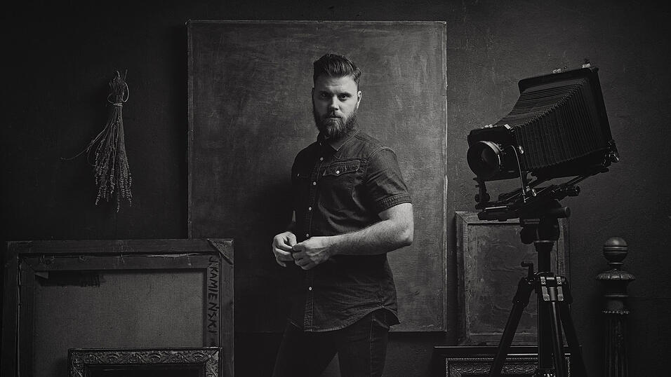 Der Fotograf Martin Waldbauer, geboren 1986, lebt in Hauzenberg (Kreis Passau). Er wurde bekannt mit seinen markanten Schwarzweiß-Porträts. Der Fotograf Martin Waldbauer, geboren 1986, lebt in Hauzenberg (Kreis Passau). Er wurde bekannt mit seinen markanten Schwarzweiß-Porträts.
