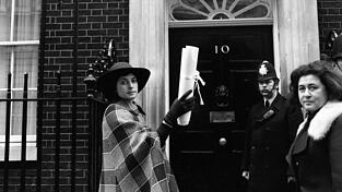 Die Schauspielerin Prunella Scales im Jahr 1975 vor Downing Street 10 in London. (Archivbild) Die Schauspielerin Prunella Scales im Jahr 1975 vor Downing Street 10 in London. (Archivbild)