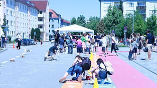 Viele legten den Schulranzen gar nicht erst ab, schnappten sich Kreide und legten auf der gesperrten Straße sofort los. Viele legten den Schulranzen gar nicht erst ab, schnappten sich Kreide und legten auf der gesperrten Straße sofort los.