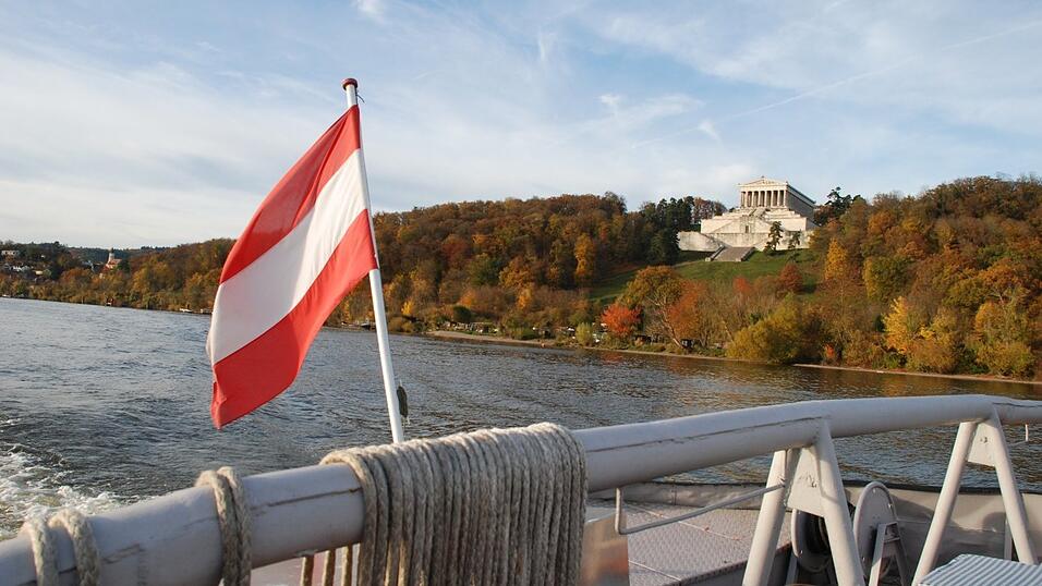 Bei einer Schifffahrt im Herbst muss man sich warm anziehen. Aber leider nicht nur da... Bei einer Schifffahrt im Herbst muss man sich warm anziehen. Aber leider nicht nur da...
