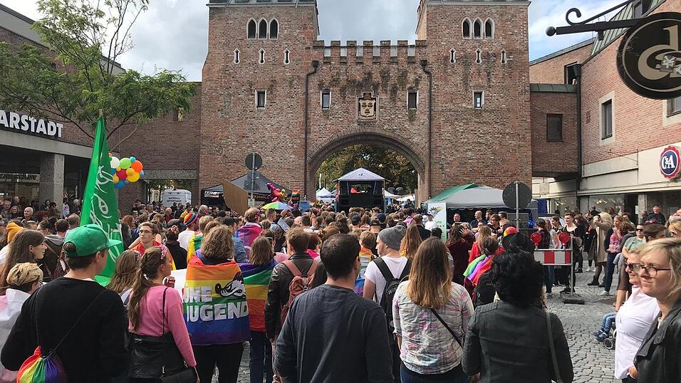 Knapp 2.000 Teilnehmer feierten am Samstag in Landhut den ersten Christopher-Street-Day Niederbayerns.