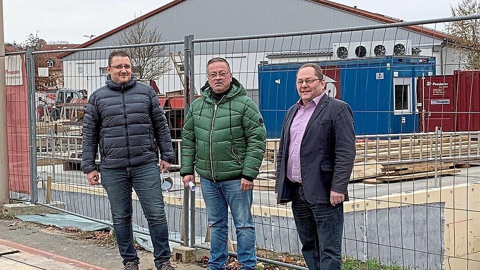 Bürgermeister Hans Eichstetter, Bauherr Josef Graf sowie Dr. Szilárd Szabo (von rechts) bei der Baustellenbesichtigung. Bürgermeister Hans Eichstetter, Bauherr Josef Graf sowie Dr. Szilárd Szabo (von rechts) bei der Baustellenbesichtigung.