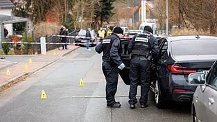 Nach der Tat suchte die Polizei mit zahlreichen Kräften und einem Hubschrauber nach dem Unbekannten. Trotzdem gelang ihm zunächst die Flucht. (Archivfoto)