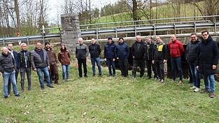 MdL Stefan Ebner (v.r.) und CSU-Ortsvorsitzender Andreas Eickhoff haben den Ortstermin an der Brandhof-Brücke organisiert. Mit dabei Bürgermeister Herbert Preuß (l.) und MdB Alois Rainer (7.v.l.)
