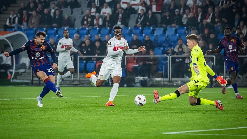 Die frühe Führung für Basel: Albian Ajeti (l.) trifft durch die Beine von Alexander Nübel. Die frühe Führung für Basel: Albian Ajeti (l.) trifft durch die Beine von Alexander Nübel.