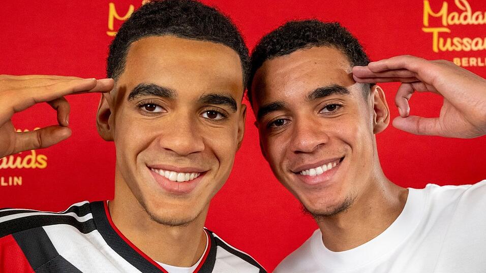 Jamal Musiala (rechts) bekommt als dritter noch aktiver Fußballer nach Manuel Neuer und Joshua Kimmich eine Wachsfigur. Jamal Musiala (rechts) bekommt als dritter noch aktiver Fußballer nach Manuel Neuer und Joshua Kimmich eine Wachsfigur.