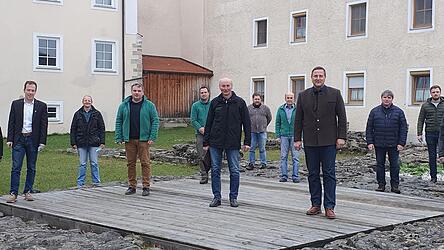 Die B&uuml;rgermeister Markus M&uuml;ller und Florian Adam sowie deren Stellvertreter tauschten sich mit der Vorstandschaft der WBV Hohenbogen Winkel e.V. und dem Beratungsf&ouml;rster Florian Fischer und dem WBV F&ouml;rster Florian Weigl &uuml;ber das aktuelle Leistungspaket aus.