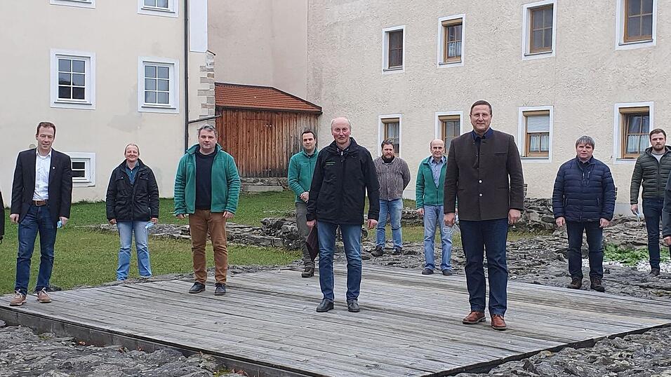 Die B&uuml;rgermeister Markus M&uuml;ller und Florian Adam sowie deren Stellvertreter tauschten sich mit der Vorstandschaft der WBV Hohenbogen Winkel e.V. und dem Beratungsf&ouml;rster Florian Fischer und dem WBV F&ouml;rster Florian Weigl &uuml;ber das aktuelle Leistungspaket aus.