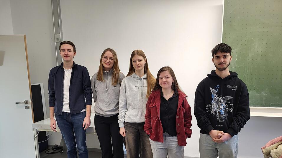 Die befragten Erstwähler (v.l.): Anton Haas, Marlene Wagner, Marie Fleck, Helene Neudecker und Tugra Yakin. Die befragten Erstwähler (v.l.): Anton Haas, Marlene Wagner, Marie Fleck, Helene Neudecker und Tugra Yakin.