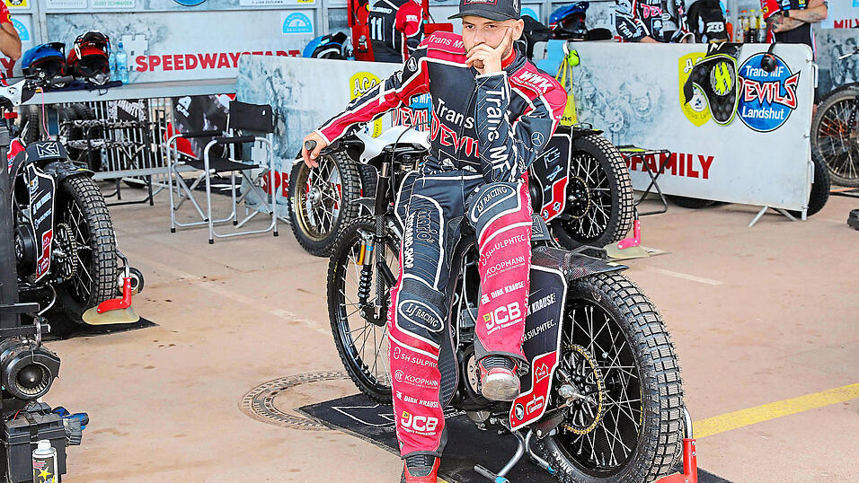 Gr&uuml;bel, gr&uuml;bel und studier&rsquo;: Kai Huckenbeck sinniert in lockerer Pose schon mal &uuml;ber die Marschroute f&uuml;rs WM-Halbfinale gegen Gro&szlig;britannien, Tschechien und die Ukraine. Obschon&rsquo;s eine knifflige Herausforderung wird, m&ouml;chte der Kapit&auml;n nur zu gerne das Ticket nach Warschau buchen.