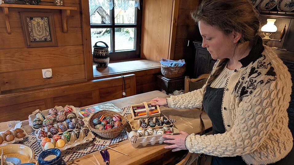 Nadine hat auf dem Tisch in der Bauernstube das Werkzeug und die Utensilien, die sie f&uuml;r die sorbische Ostereierkunst braucht, zurechtgelegt.