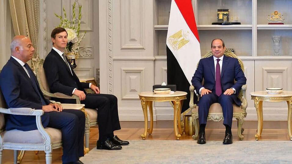 Der ägyptische Präsident Abdel Fattah al-Sisi (r.) traf am Sonntag den US-Unterhändler Jared Kushner. Der ägyptische Präsident Abdel Fattah al-Sisi (r.) traf am Sonntag den US-Unterhändler Jared Kushner.
