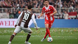 Leon Goretzka (r) erzielte das 102. Saisontor für die Rekord-Bayern. Leon Goretzka (r) erzielte das 102. Saisontor für die Rekord-Bayern.