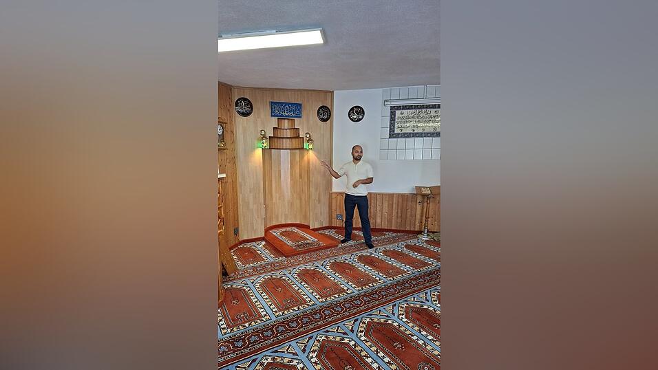 Berat Aksakal vor der Gebetsnische, die er den Gästen zeigte. Berat Aksakal vor der Gebetsnische, die er den Gästen zeigte.