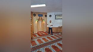 Berat Aksakal vor der Gebetsnische, die er den Gästen zeigte. Berat Aksakal vor der Gebetsnische, die er den Gästen zeigte.