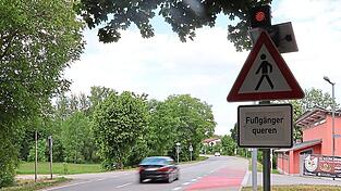 Neue Schilder sollen den Fußweg in die Isarauen über die Alte Umgehungsstraße sicherer machen.
