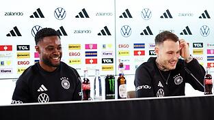 Ridle Baku (l.) und David Raum (r.) sprechen bei der DFB-Pressekonferenz über ihre Rollen.
