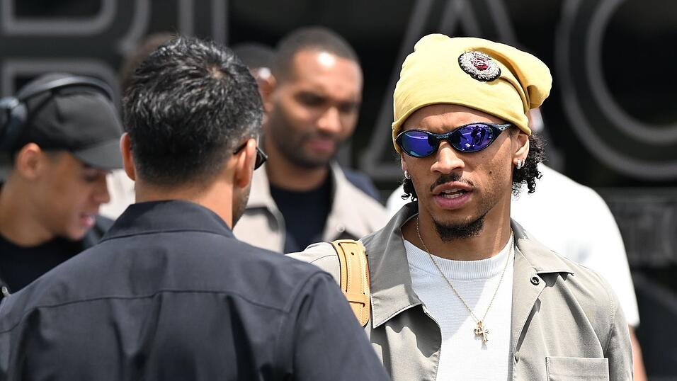 Leroy San&eacute; bei der Ankunft in Kanada.