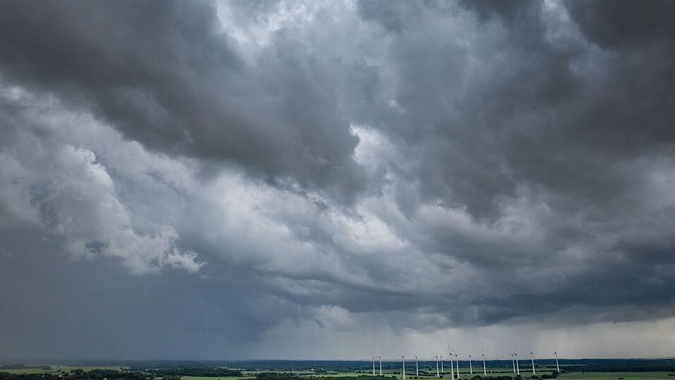 Am Dienstag erwarten die Meteorologen Gewitter mit Unwetterpotenzial. Am Dienstag erwarten die Meteorologen Gewitter mit Unwetterpotenzial.