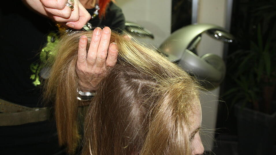 Mit Haarspray fixieren und das obere Haar wieder vorsichtig glatt kämmen. Mit Haarspray fixieren und das obere Haar wieder vorsichtig glatt kämmen.