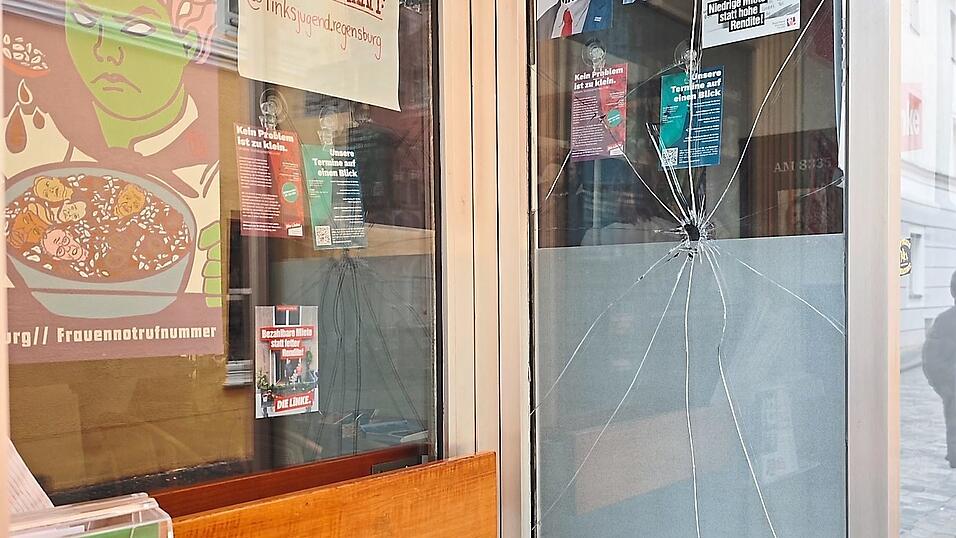 Ein klaffendes Loch befindet sich in der Eingangst&uuml;r des Die-Linken-B&uuml;ros in der Oberm&uuml;nsterstra&szlig;e.