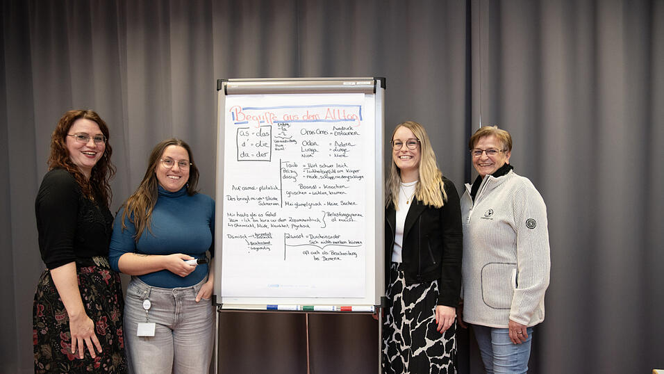 Die Entwicklerinnen Carina Borutta (von links) und Pia Kerl vom Kompetenzzentrum f&uuml;r Sprache und Integration mit den Dozentinnen Sabine Hirthammer und Katharina H&auml;ring.