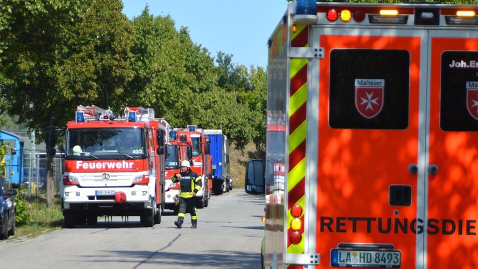 Nach ersten Erkenntnissen steht die Sortieranlage in Flammen. Nach ersten Erkenntnissen steht die Sortieranlage in Flammen.