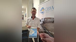 Armin W&ouml;lfl in den neuen R&auml;umen des CBW mit dem Flyer f&uuml;r das &bdquo;Bildungsfeuerwerk&ldquo;. Mit dem Angebot will das Bildungswerk sich einem breiten Publikum vorstellen.