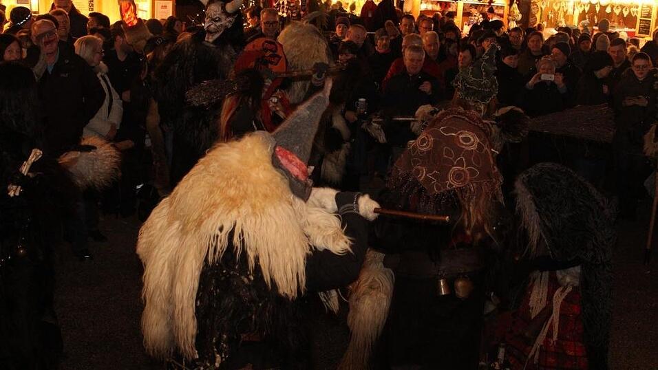 Die Perchtengruppe 'Frisinger Fratz'n' trat am Mittwochabend auf dem Landshuter Christkindlmarkt auf. Die Perchtengruppe 'Frisinger Fratz'n' trat am Mittwochabend auf dem Landshuter Christkindlmarkt auf.