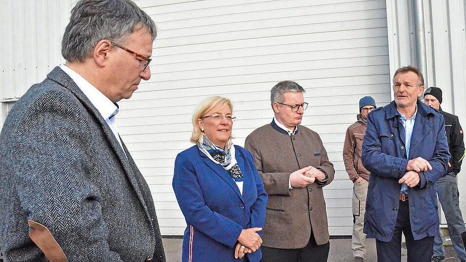 Gesch&auml;ftsf&uuml;hrer Dr. Stefan Dick und die drei Landtagsabgeordneten Sylvia Stierstorfer, Josef Zellmeier und Hans Ritt (von links) h&ouml;rten sich die Sorgen und N&ouml;te der zahlreichen Landwirte an.