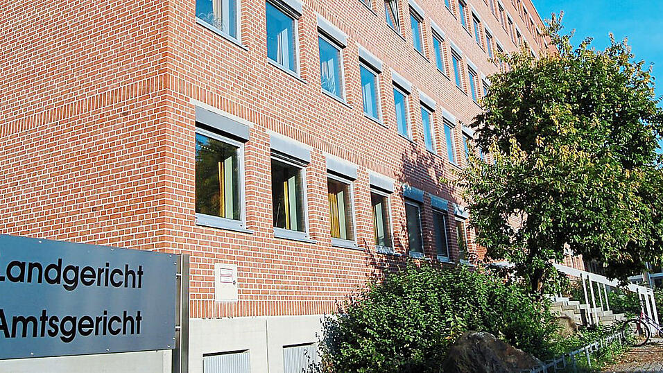 Weitere Verständigungsgespräche seien mit der Staatsanwältin in dem Prozess vor dem Landgericht nicht mehr möglich, sind sich die Verteidiger einig. Weitere Verständigungsgespräche seien mit der Staatsanwältin in dem Prozess vor dem Landgericht nicht mehr möglich, sind sich die Verteidiger einig.