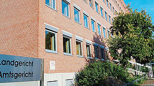 Weitere Verständigungsgespräche seien mit der Staatsanwältin in dem Prozess vor dem Landgericht nicht mehr möglich, sind sich die Verteidiger einig. Weitere Verständigungsgespräche seien mit der Staatsanwältin in dem Prozess vor dem Landgericht nicht mehr möglich, sind sich die Verteidiger einig.
